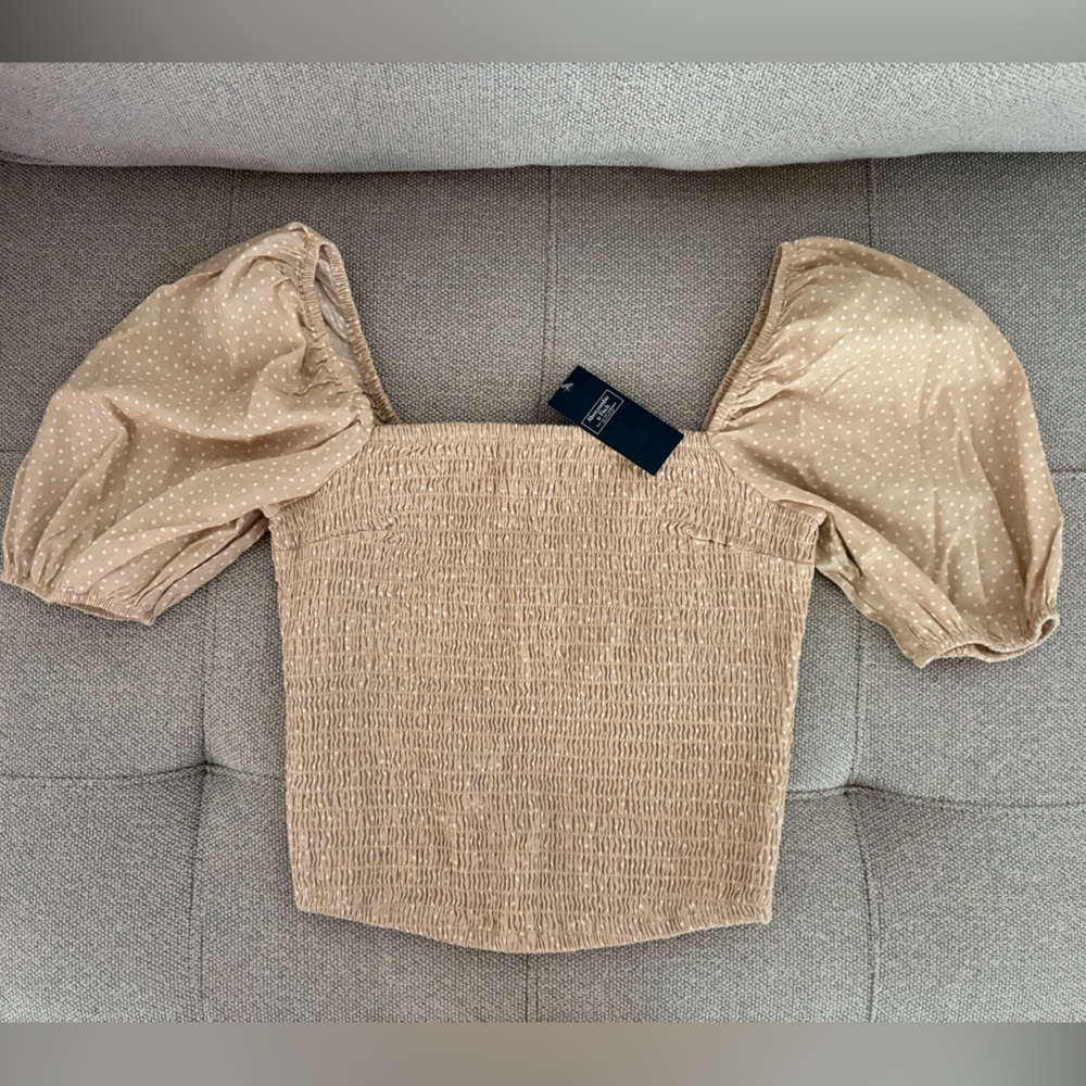 **NWT** Abercrombie & Fitch Smocked Puff Sleeve Crop Top Beige Polka Dot - Small - Picture 3 of 6